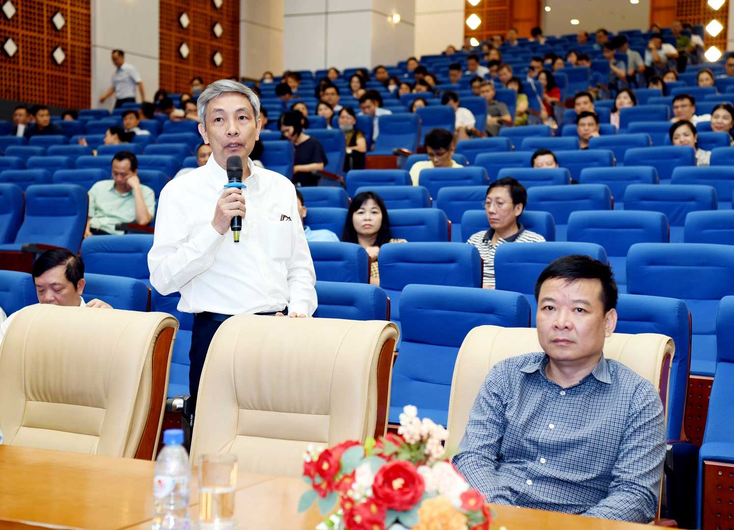 Các đại biểu thảo luận và đóng góp ý kiến tại Hội nghị
