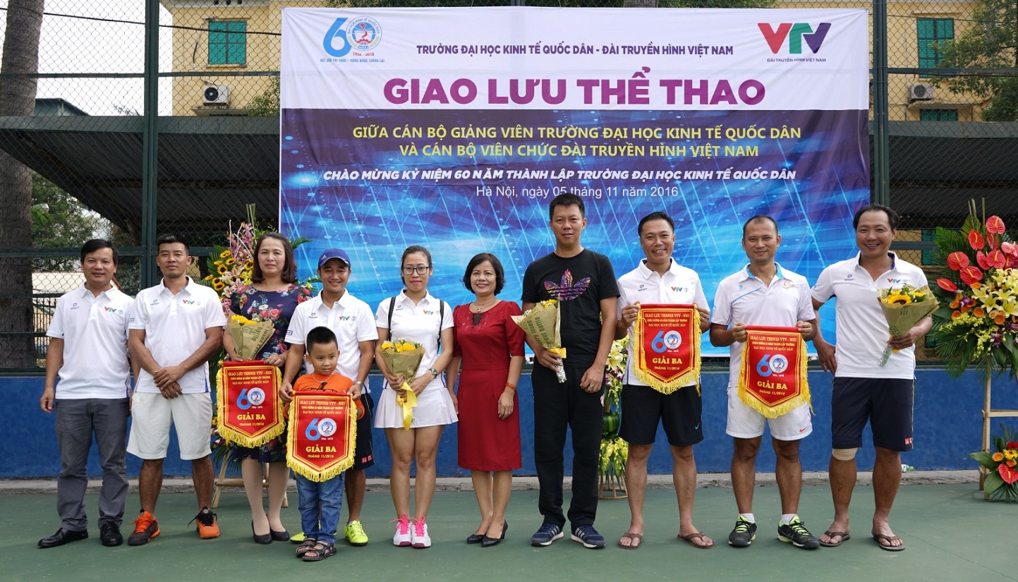 Trao giải cho các vận động viên 1