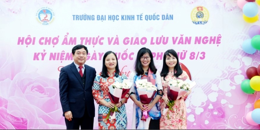 GS.TS Trần Thọ Đạt – Hiệu trưởng Trường ĐH KTQD thay mặt lãnh đạo Nhà trường tặng những bó hoa tươi thắm và những lời chúc tốt đẹp nhất tới đại diện tập thể sư phạm nữ của Nhà trường