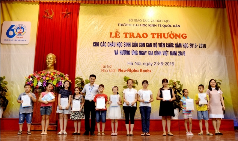 Lãnh đạo Nhà trường trao tặng phần thưởng cho các cháu có thành tích học tập xuất sắc 4