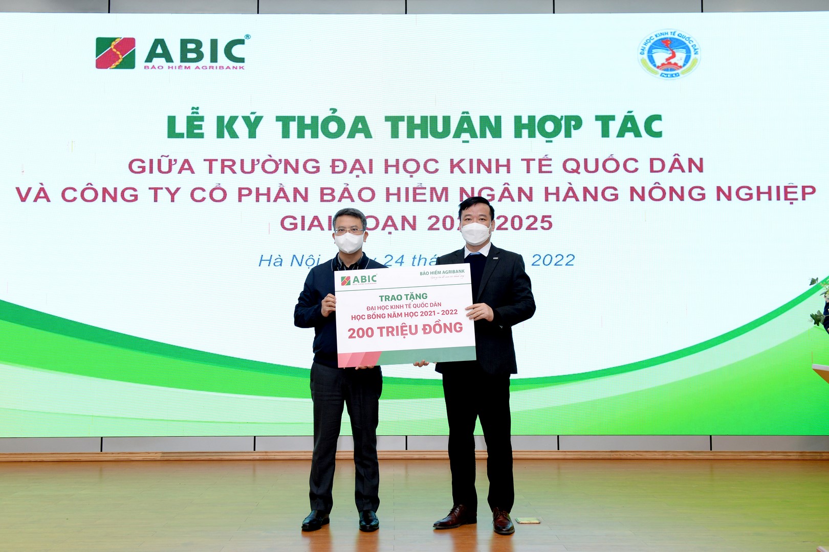 Công ty cổ phần Bảo hiểm Ngân hàng Nông nghiệp trao tặng Đại học Kinh tế Quốc dân học bổng trị giá 200 triệu đồng
