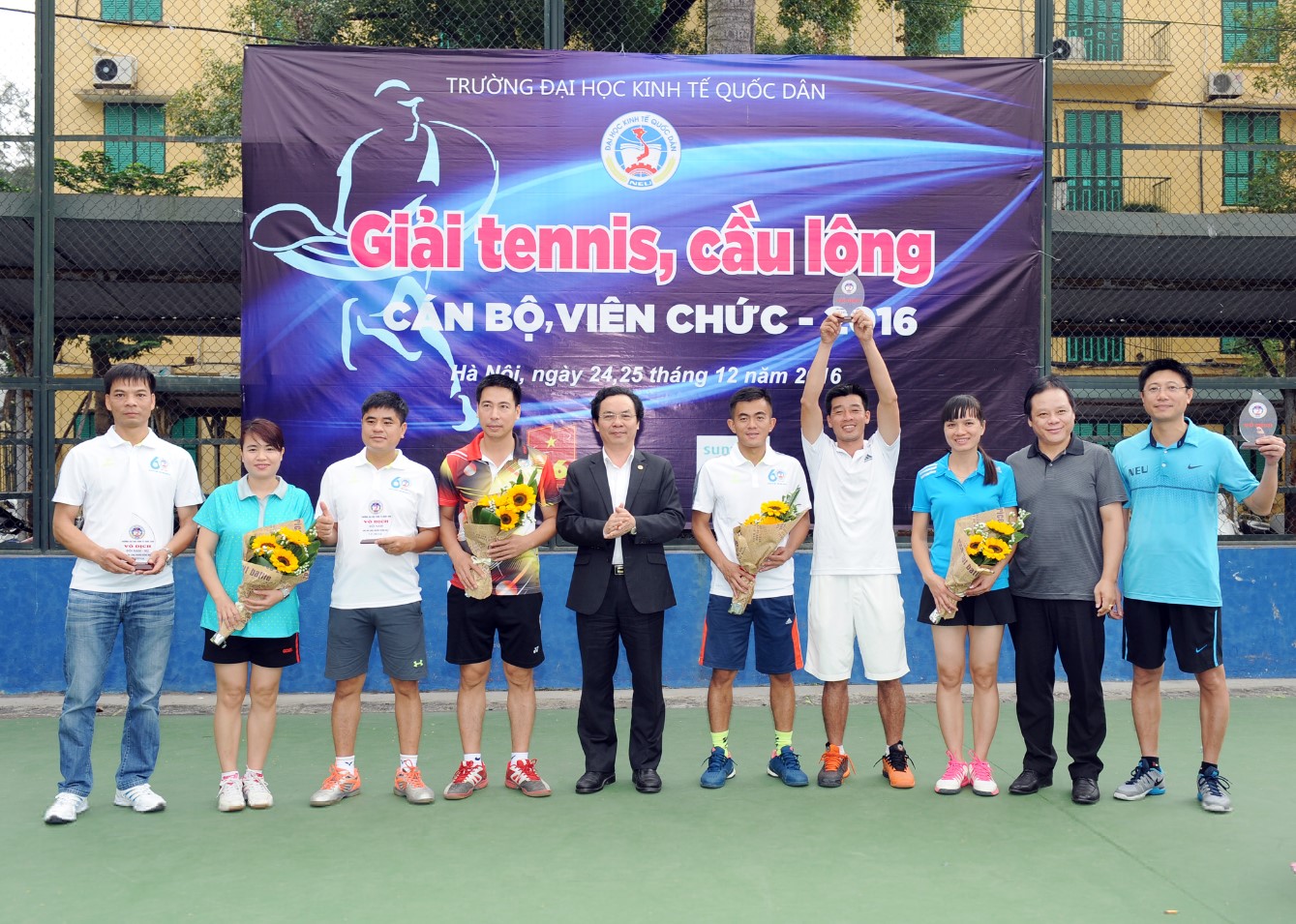 PGS.TS Nguyễn Thanh Hà và PGS.TS Hoàng Văn Cường trao giải Nhất tennis và cầu lông cho các vận động viên