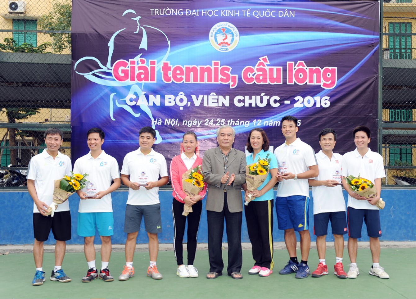 TS. Nguyễn Hữu Đồng và TS.Cấn Anh Tuấn trao giải Ba tennis và cầu lôngcho các vận động viên