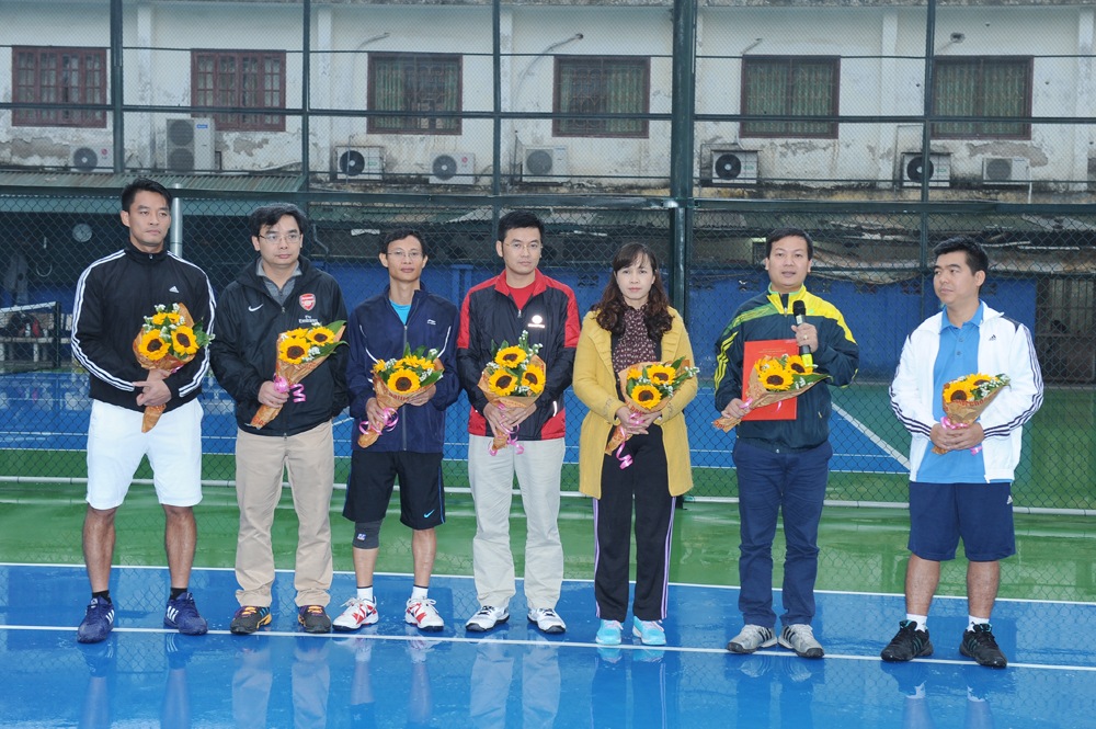 TS. Cấn Anh Tuấn thay mặt Ban Chủ nhiệm CLB Tennis phát biểu nhận nhiệm vụ