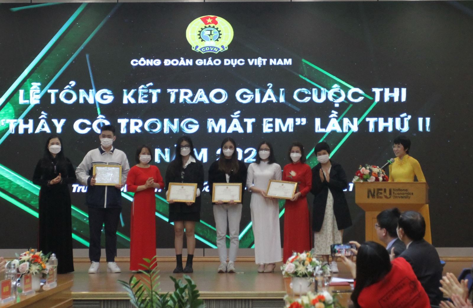 Các tác giả và nhân vật đoạt Khuyến khích
