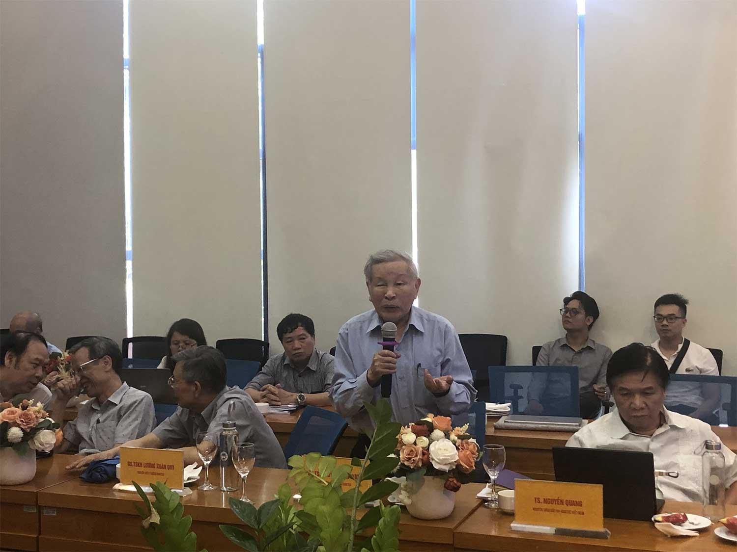 Các đại biểu trao đổi và đóng góp ý kiến tại Toạ đàm
