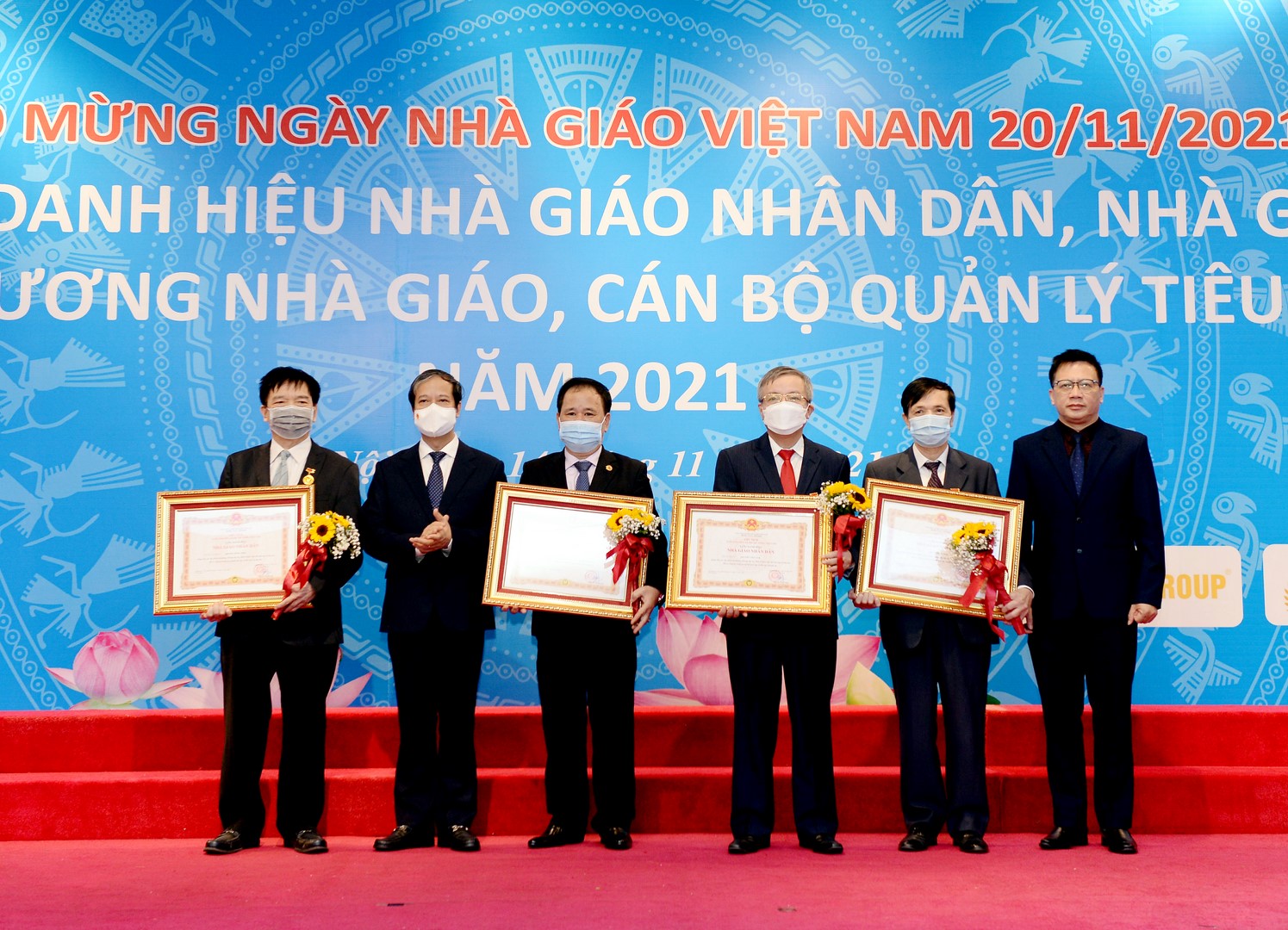 PGS.TS Nguyễn Kim Sơn - Bộ trưởng Bộ GD&ĐT và ông Nguyễn Ngọc Ân - Chủ tịch Công đoàn Giáo dục Việt Nam chup ảnh lưu niệm cùng các Nhà giáo Nhân dân 