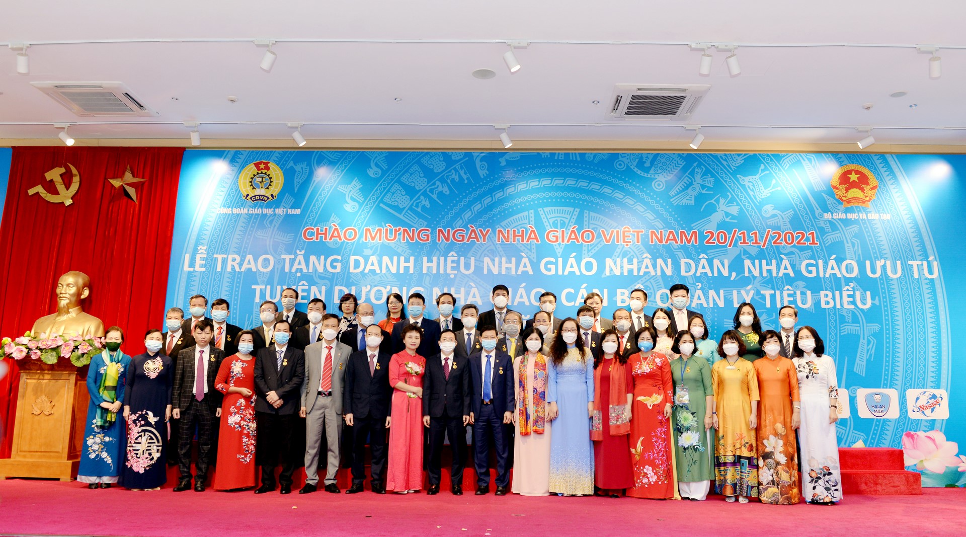GS.TS Nguyễn Viết Lâm - Giảng viên cao cấp Khoa Marketing trường Đại học Kinh tế Quốc dân phát biểu trong buổi lễ
