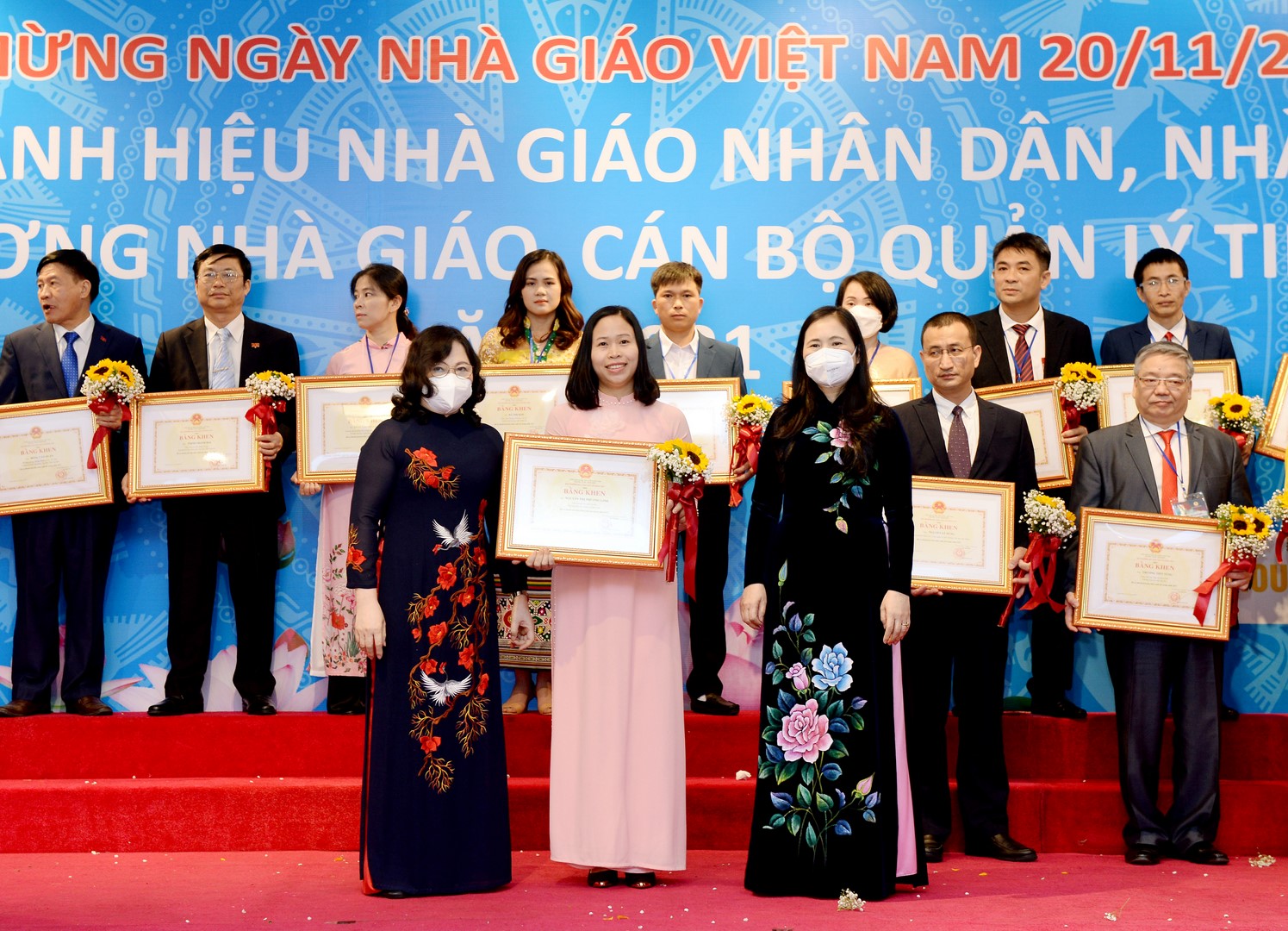 Bà Ngô Thị Minh - Thứ trưởng Bộ GD&ĐT và bà Nguyễn Thị Bích Hợp - Phó Chủ tịch Công đoàn Giáo dục Việt Nam trao tặng danh hiệu cho các Nhà giáo ưu tú